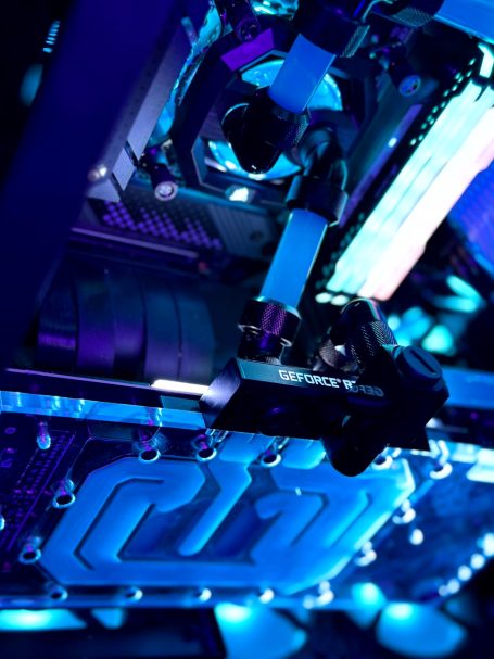 Nahaufnahme High-end Kühlkreislauf. Blaue Kühlflüssigkeit und GPU Kühlblock von EK-Water Blocks. Lian Li o11 Dynamic XL