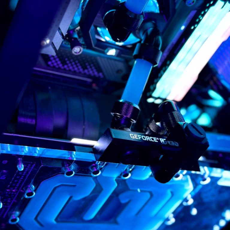 Nahaufnahme eines GPU Kühlblocks von EK-Water Blocks mit blauen und violetten Lichtern.