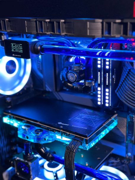 High end Gaming PC mit Custom Wasserkühlung. Für Perfektes Gaming und Workstation Anwendungen mit dem perfekten PC System. LCD Display